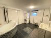 Badezimmer mit Eckwanne, WC und Waschmaschinen-/Trockneranschluss im UG
