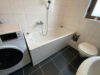 Badezimmer mit Wanne, WC und Waschmaschinenanschluss im OG